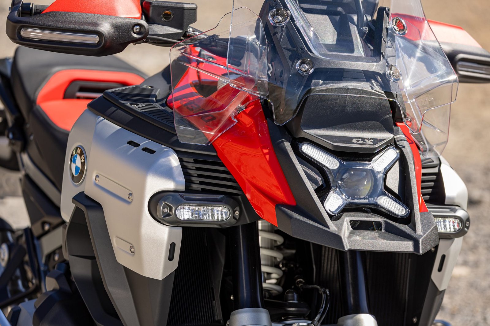 Frontal de la BMW R 1300 GS Adventure con faro LED y parabrisas