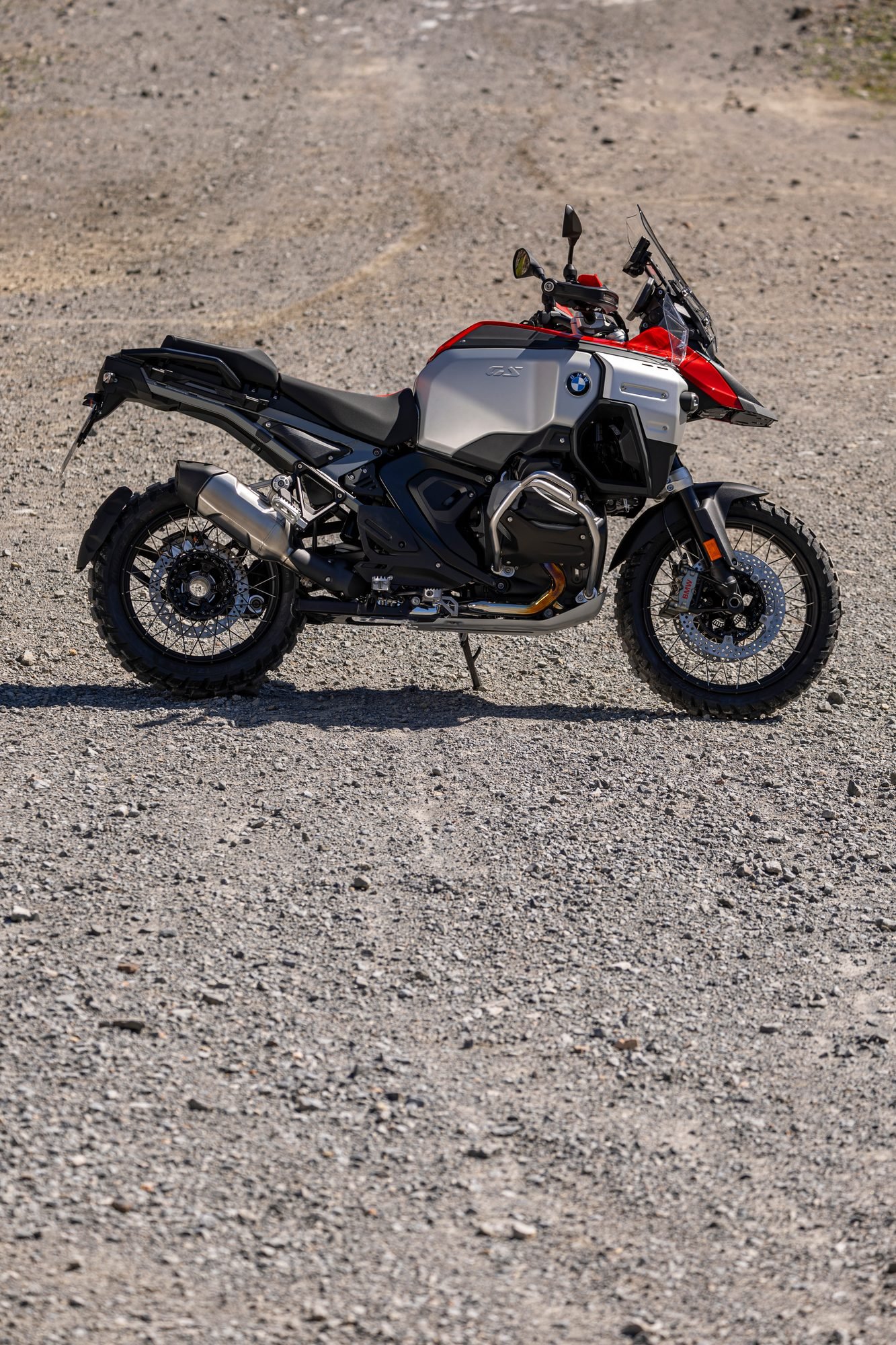 BMW R 1300 GS Adventure de perfil en un camino de grava