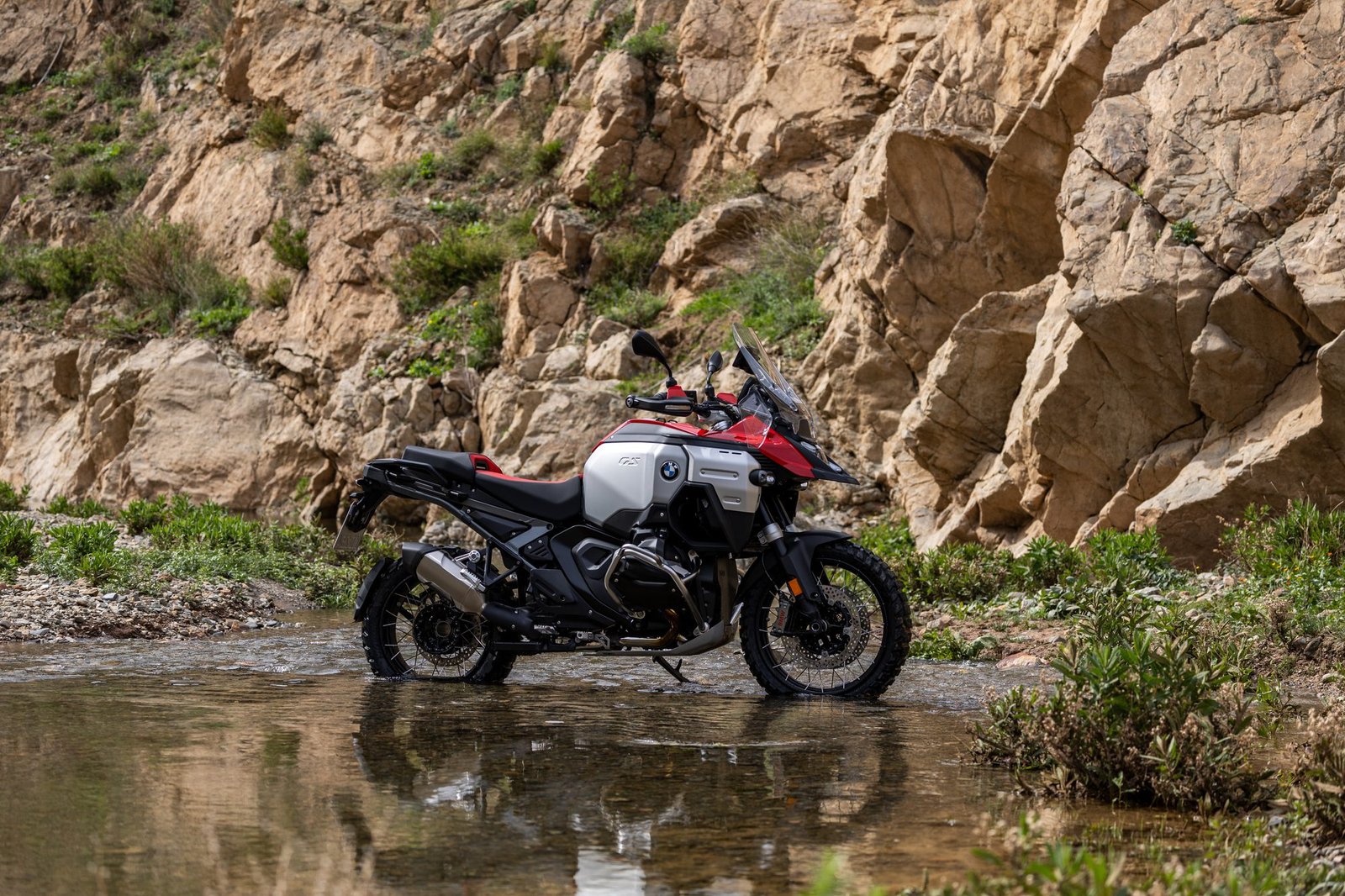BMW R 1300 GS Adventure junto a un charco al pie de unas rocas