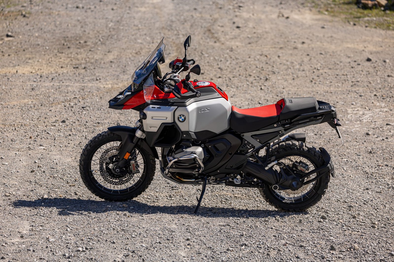 BMW R 1300 GS Adventure de perfil sobre grava