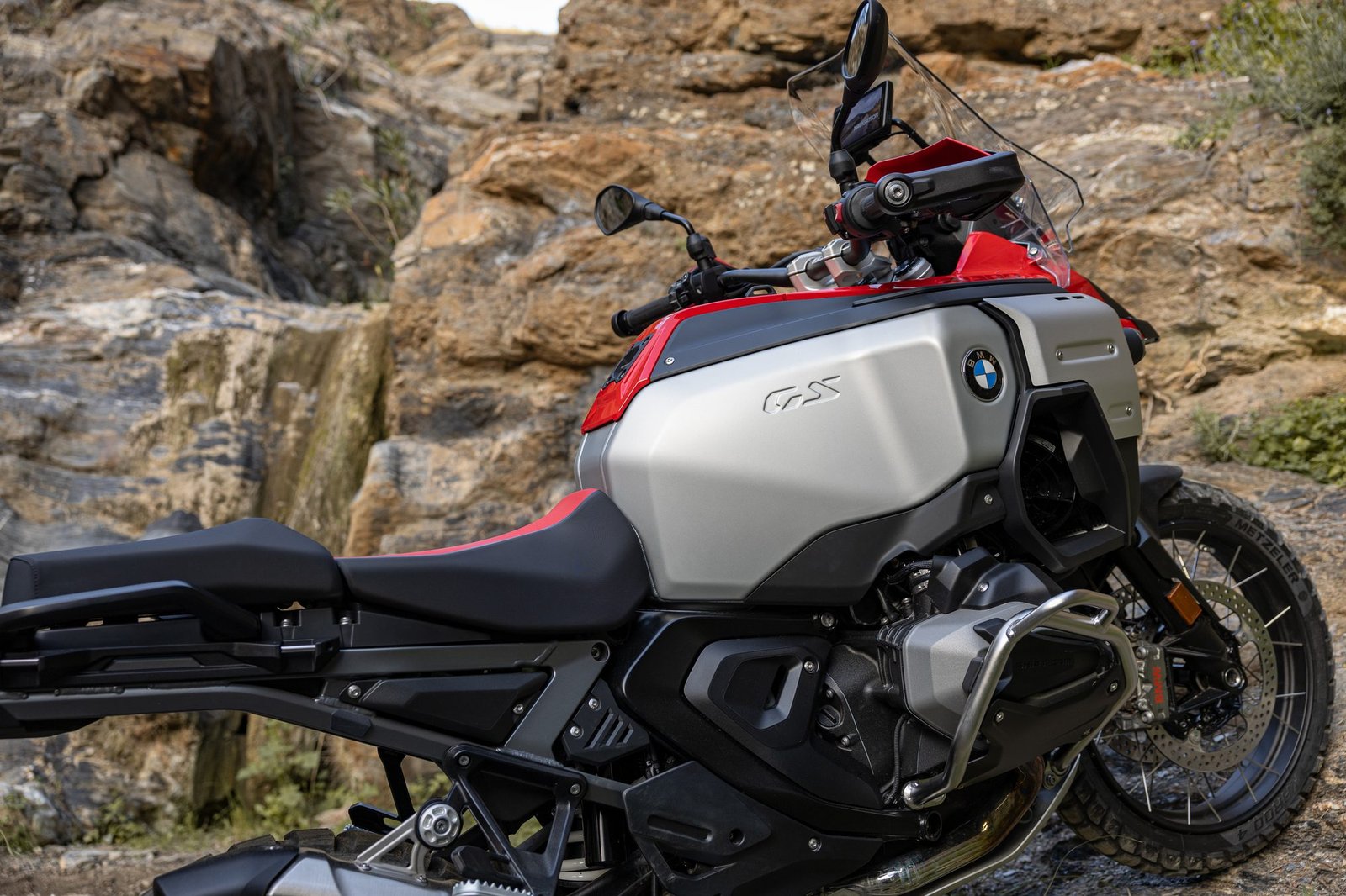 Detalle del depósito y el motor bóxer de la BMW R 1300 GS Adventure