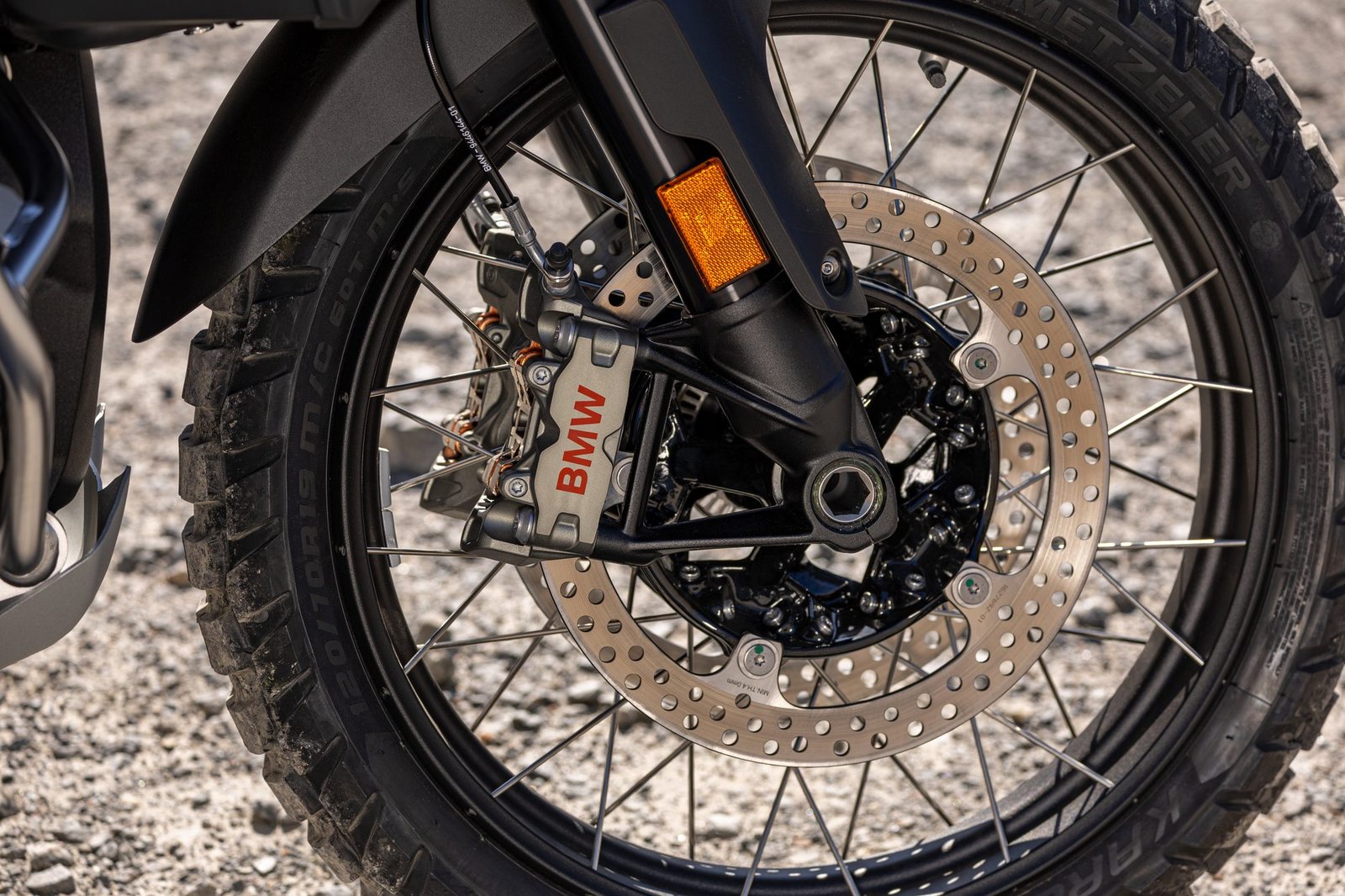 Rueda delantera de radios y freno de la BMW R 1300 GS Adventure