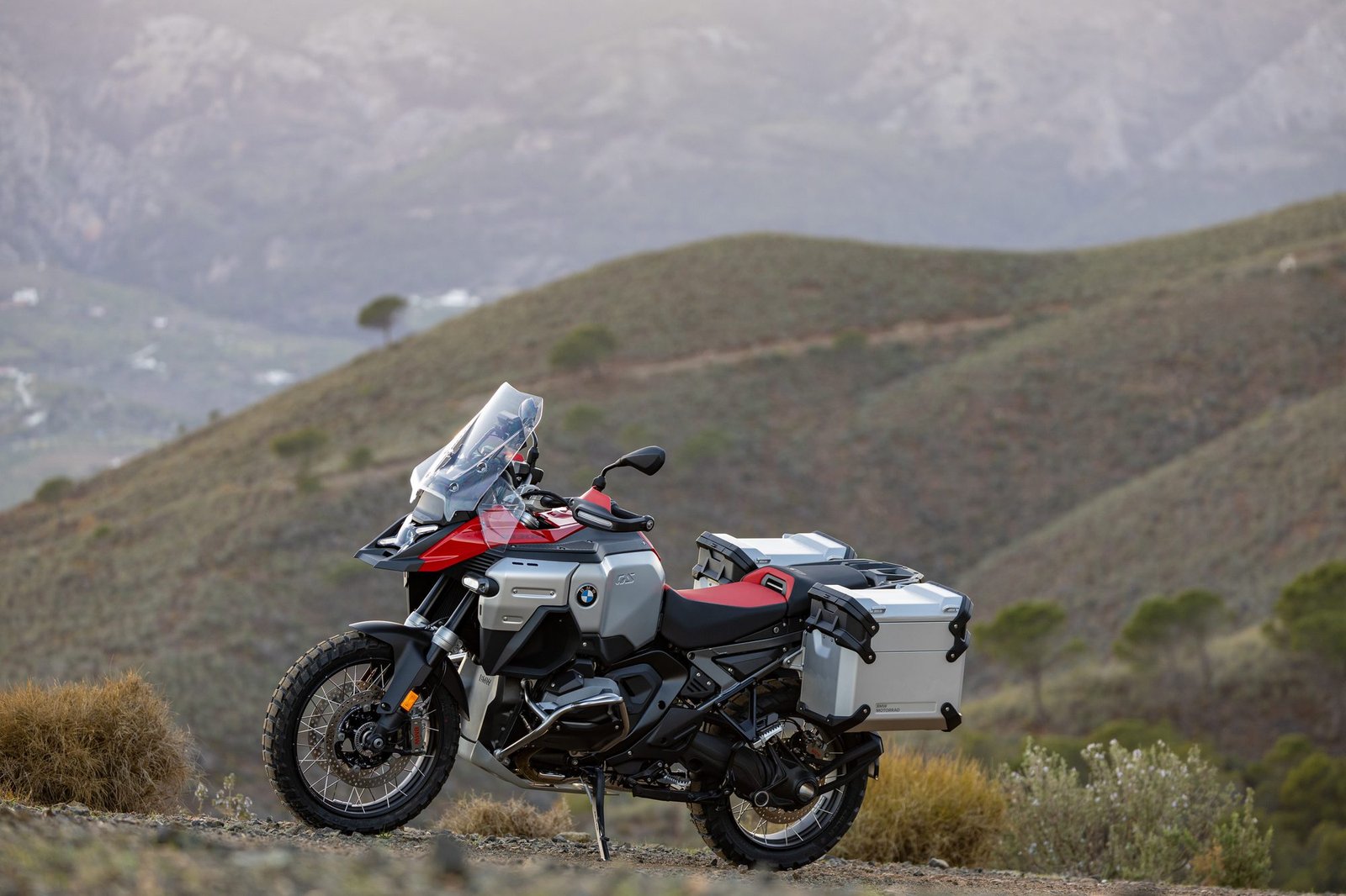 BMW R 1300 GS Adventure con maletas en una colina verde