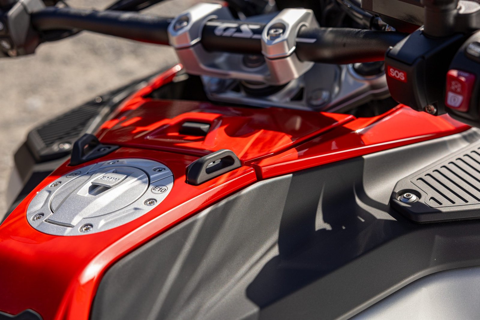 Depósito rojo y manillar de la BMW R 1300 GS Adventure