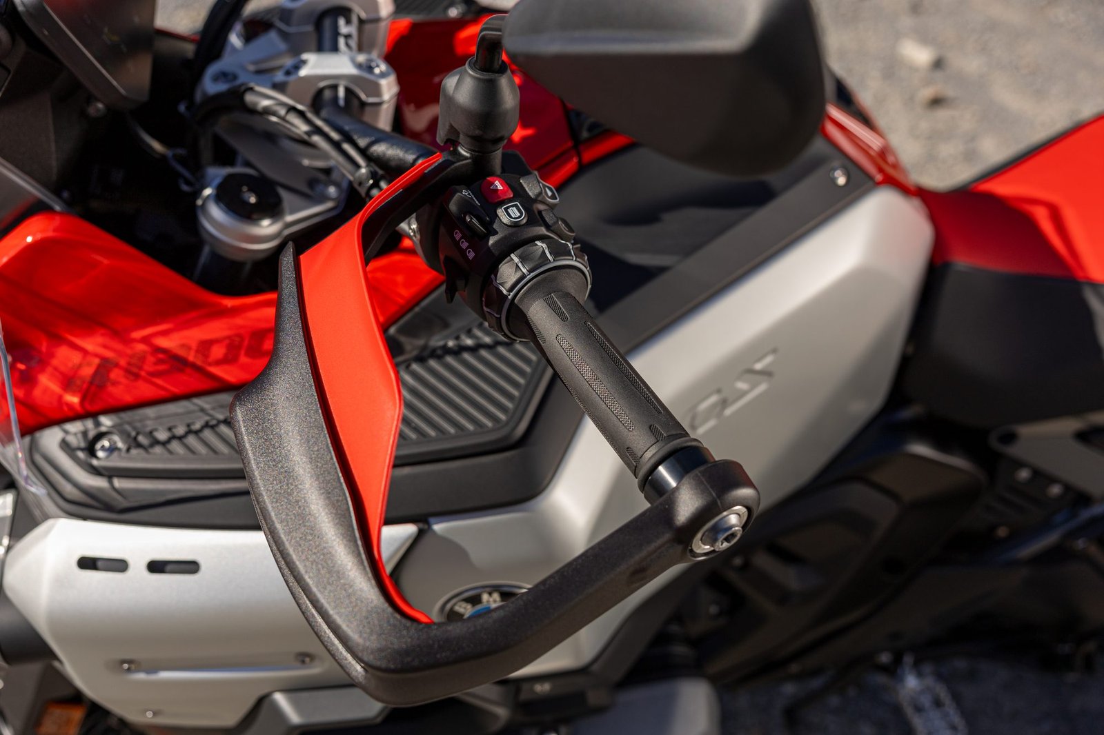 Detalle del protector de manos y la carrocería de la BMW R 1300 GS Adventure