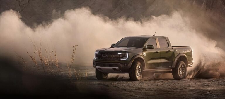 Ford Ranger Raptor verde oscuro levantando polvo en un camino de tierra
