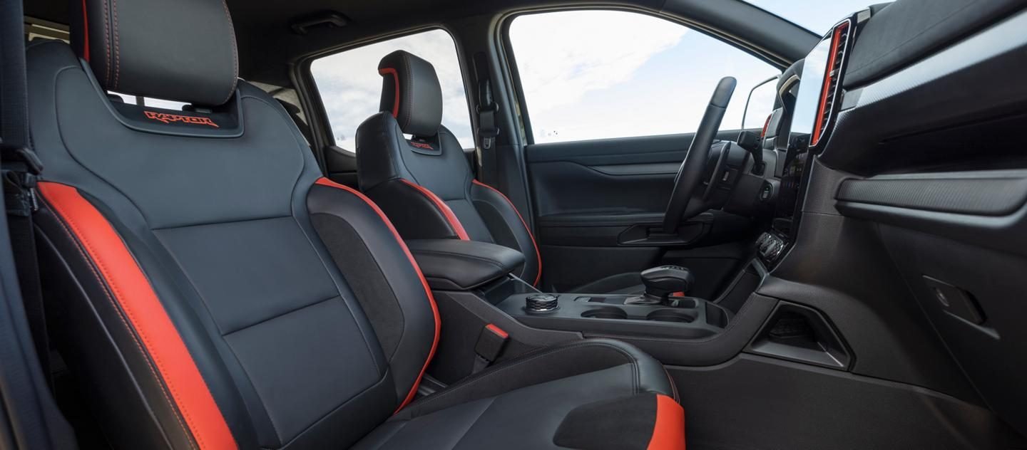 Asientos deportivos negros con detalles rojos en la cabina de la Ford Ranger Raptor