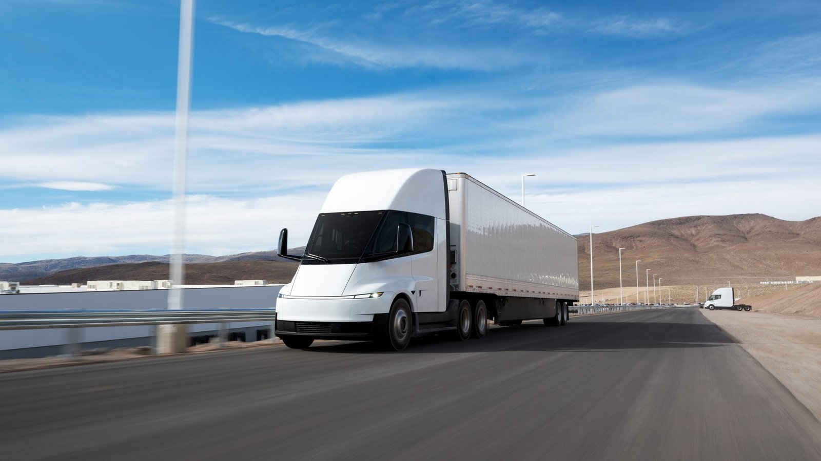 Tesla Semi con remolque blanco en una carretera del desierto