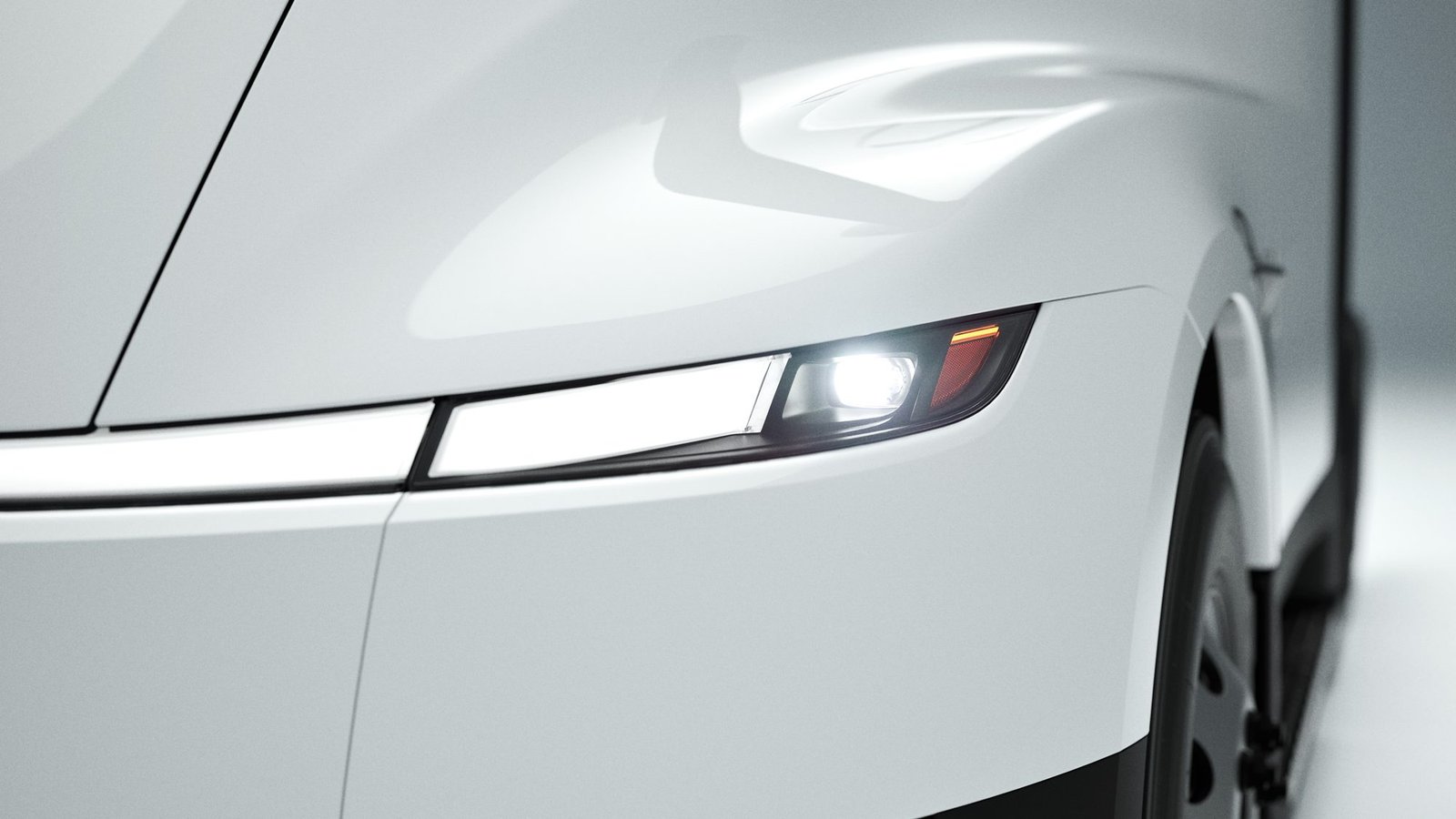 Detalle de la franja de luz delantera del Tesla Semi