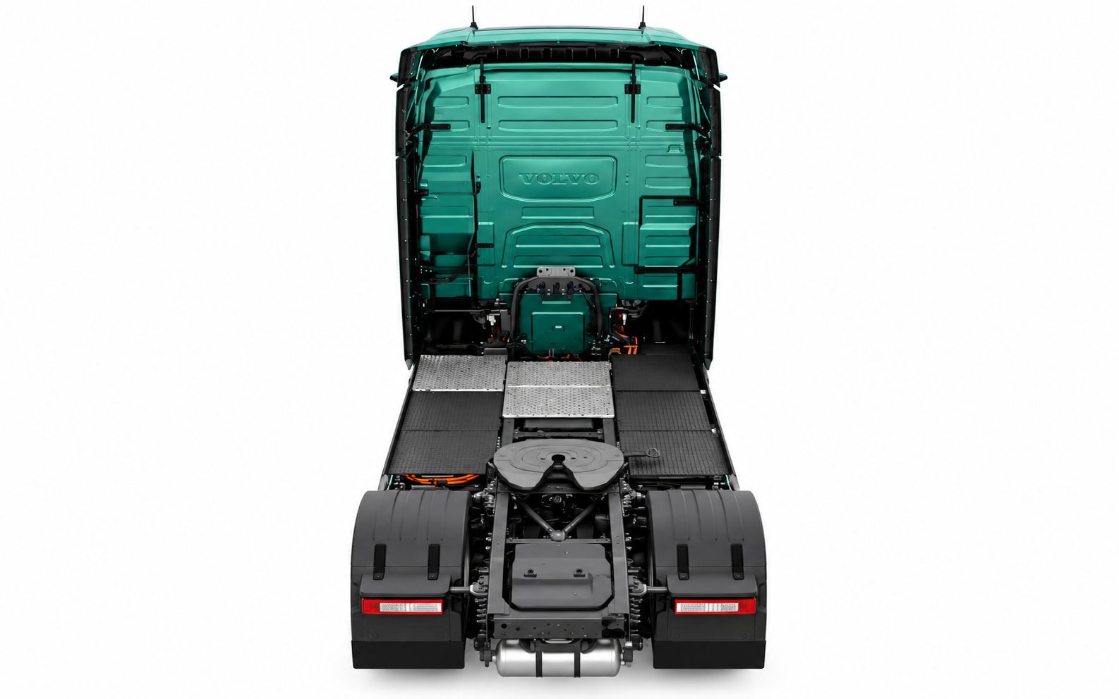Vista trasera del tractor Volvo FH Aero Electric verde en estudio