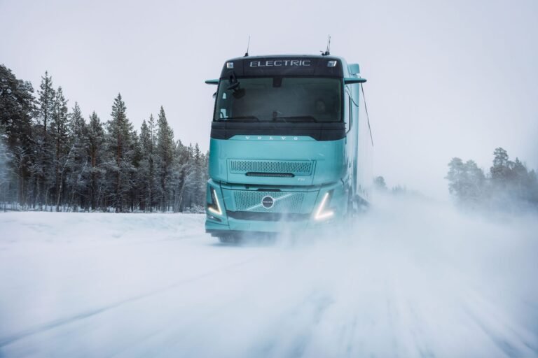 Volvo FH Aero Electric: hasta 700 kilómetros de autonomía para el transporte pesado Volvo FH Aero Electric verde circulando por una carretera nevada entre bosques