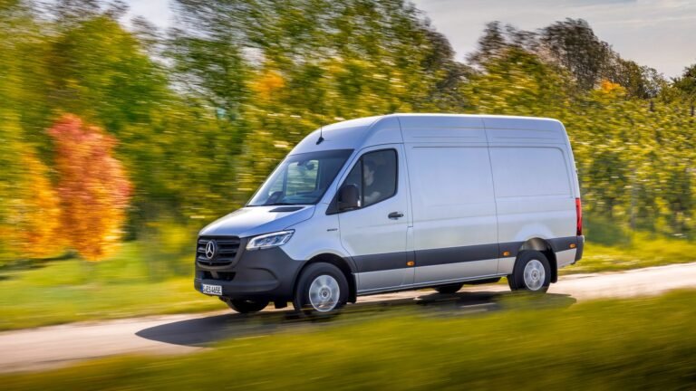 Mercedes-Benz eSprinter 2026: electricidad y capacidad para el reparto comercial Mercedes-Benz eSprinter plateada circulando por una carretera rodeada de árboles otoñales
