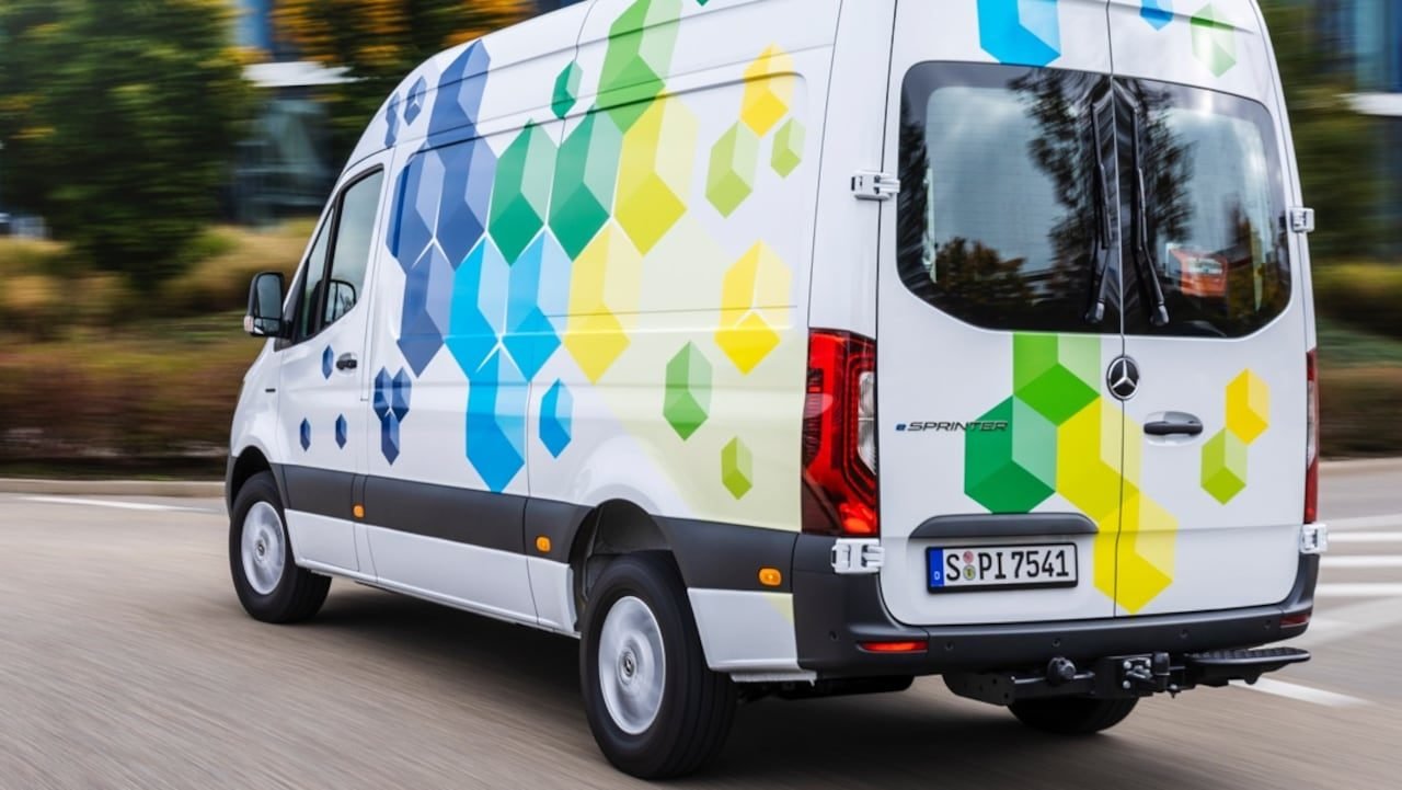 Mercedes-Benz eSprinter con gráficos de colores circulando, vista trasera