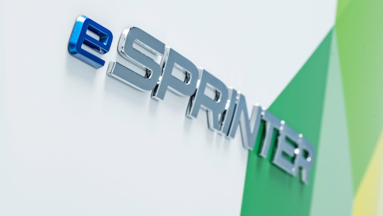 Logotipo eSprinter en relieve sobre fondo verde y blanco