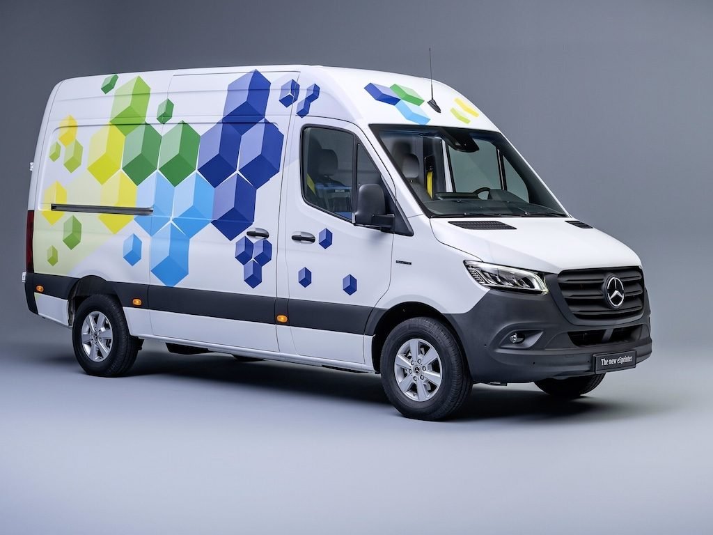 Mercedes-Benz eSprinter blanca con gráficos de colores en estudio