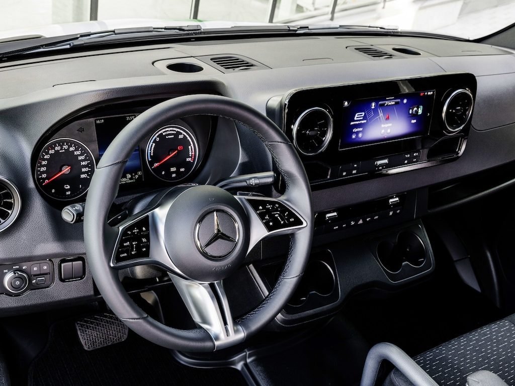 Puesto de conducción de la Mercedes-Benz eSprinter con pantalla multimedia MBUX