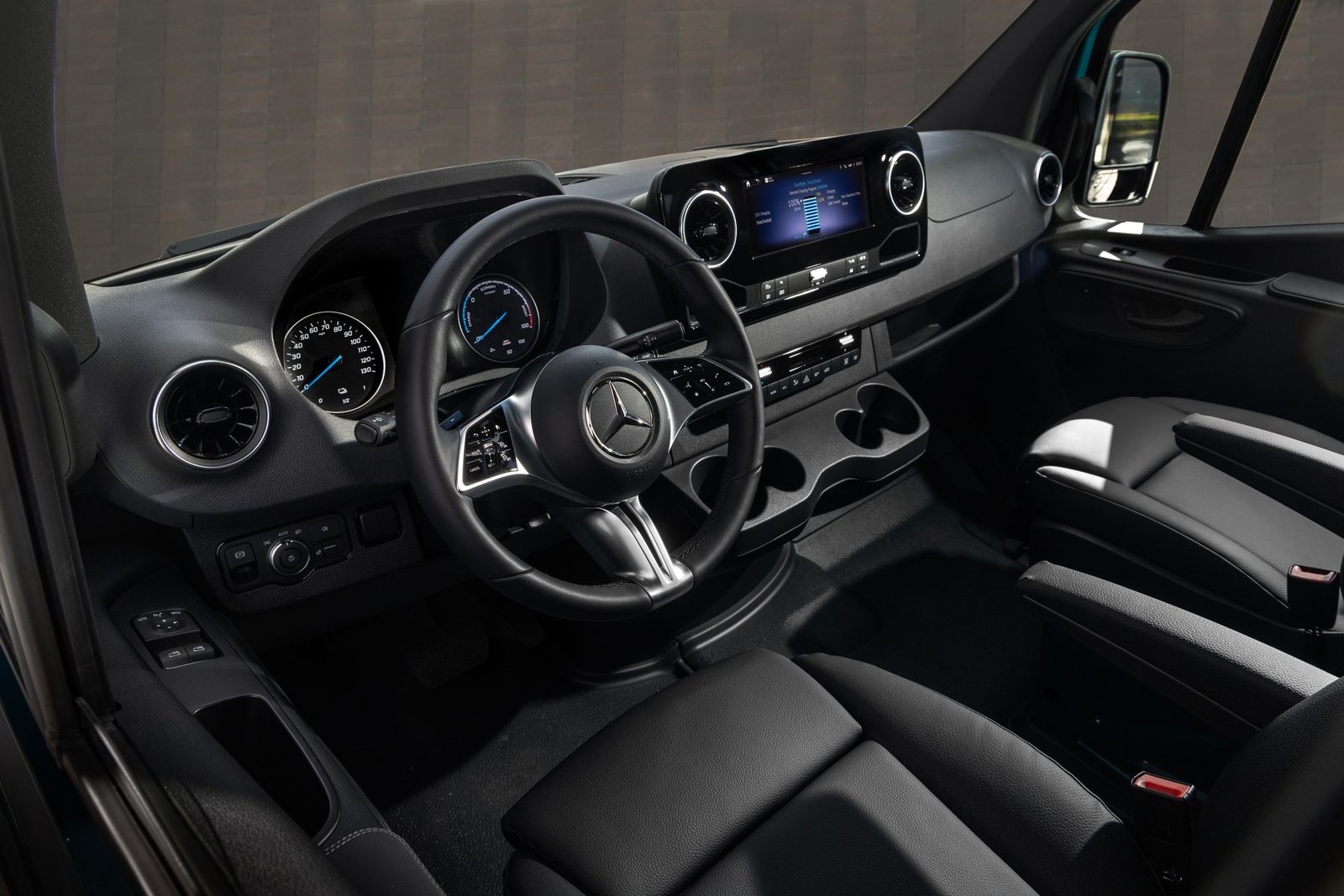 Cabina de la Mercedes-Benz eSprinter con asientos negros y pantalla central