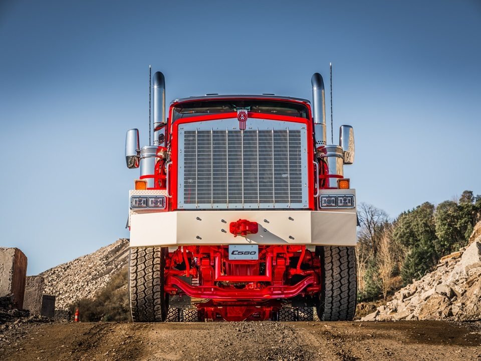 Vista frontal del Kenworth C580 rojo en un camino de tierra
